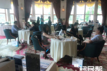 移民帮携手宾利新车试乘试驾，现场带来专业的海外一站式服务