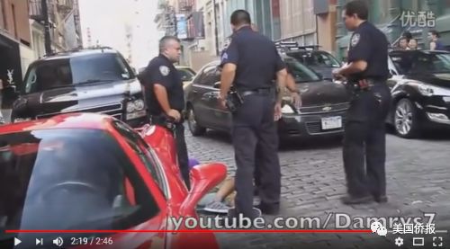 女子撒泼阻拦高铁发车，在美国不守规则警察可不惯着你