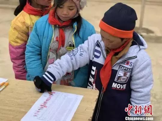 冰花男孩受邀来京看升旗，这是个消费苦难、强行感动的时代？