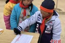 冰花男孩受邀来京看升旗，这是个消费苦难、强行感动的时代？