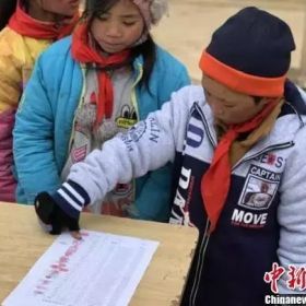 冰花男孩受邀来京看升旗，这是个消费苦难、强行感动的时代？