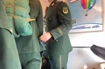 兵哥哥被逼让座：我弱我有理,道德绑架泛滥,这个世界到底怎么了