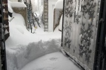国内最近扫雪累坏官兵，各人自扫门前雪在美国是要吃官司的！