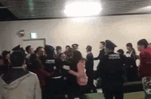 海外机场频现华人唱国歌、高喊