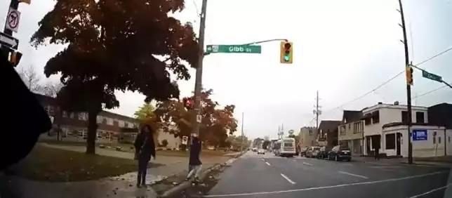 加拿大路考难倒中国近十年驾龄飞行员，背后原因令人深思