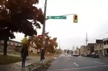 加拿大路考难倒中国近十年驾龄飞行员，背后原因令人深思