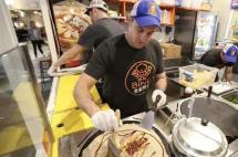 中国“餐饮三巨头”闯世界，国人企业抱团出海