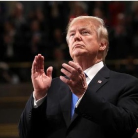 特朗普下令建立国家审查中心，加强入境美国和申请移民福利的审查