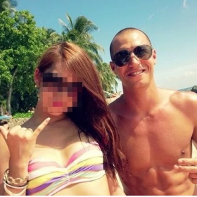 美国渣男中国约炮斩百人，偷拍性爱片售卖，网上开课专攻亚洲妹