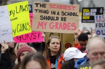 800城大游行，美国终于向枪支宣战了！这次冲在最前面的是孩子