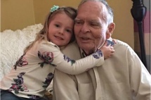 4岁女孩在超市和一位老爷爷搭讪后，治愈了一个孤独的灵魂...