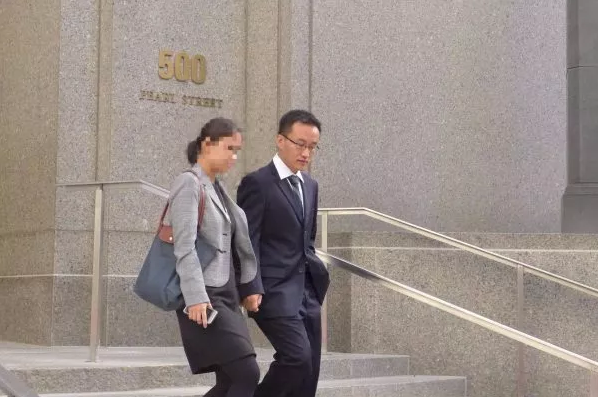 华裔夫妻贪小便宜将被遣返，这些陋习到了国外后果严重