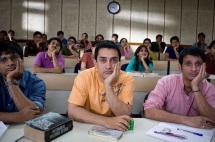 在美国华人被印度人全线碾压，问题出在这里！