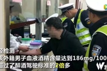 老外酒驾被查耍赖!交警的反应获得网友疯狂点赞,干得漂亮!