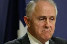 尴尬！这个外国总理被小哥竖中指,网友力挺小哥还给他捐钱