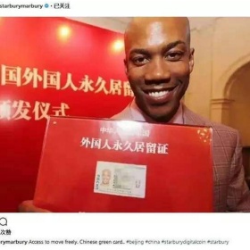自豪！马布里大晒中国绿卡，中国永久居留越来越吃香了