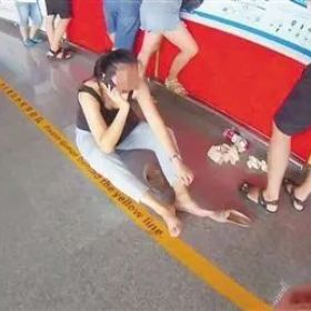 华人飞机上花样“作”罚你没商量，在天上可别任性！