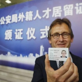 中国“绿卡”现在好拿了!华人成申请主力军!附申请解答