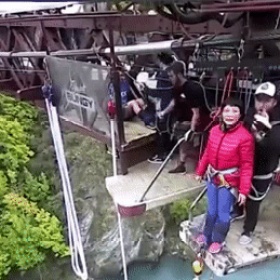 中国大妈新西兰玩蹦极不懂英语,逼疯教练,想起当年英语很烂的自己…