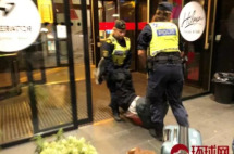 中国老夫妇半夜被瑞典警察拖打扔坟场？事情没那么简单...