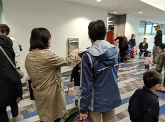 家访、送礼物、陪玩...没想到加拿大开学第一课是这样的！