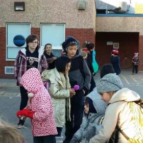 女儿8岁时跟我一起远赴加拿大，如今的她已经赚到了人生“第一桶金”