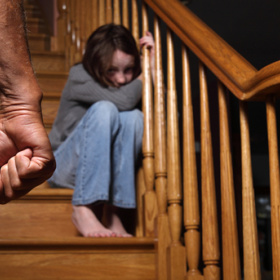 这三类人容易家暴，美国这些惩罚措施让家暴者望而生畏！