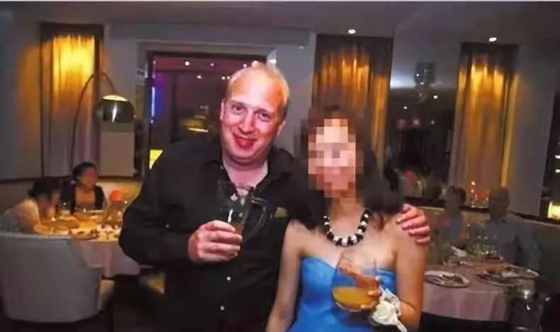 英孚外教吸毒被抓：骗财骗色吸毒袭警，这些洋垃圾也该被分类了！