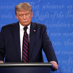 突发！特朗普确诊新冠，变数突增，他会输掉美国大选吗？