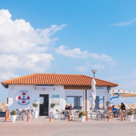 曲线定居英国，你离英国永居只差这本欧盟护照