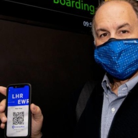 各国正推动新冠疫苗接种，未来，你可能需要一本“疫苗护照”！