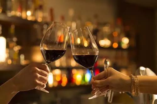 不能碰杯、半夜不能冲厕所......国外这些规定也太奇葩了！
