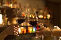 不能碰杯、半夜不能冲厕所......国外这些规定也太奇葩了！