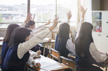 为什么很多美国穷人的孩子也能上私立学校？美国各类大学学费盘点