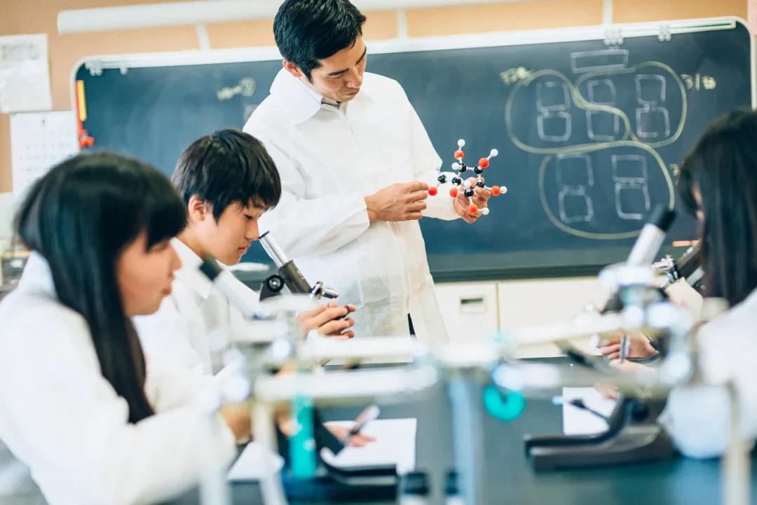 所有的医疗费用个人只需要承担30%，日本人生病完全不用担心没钱治！