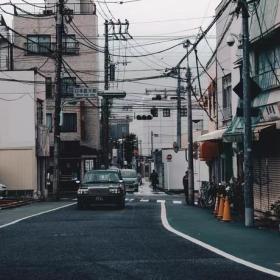 为了陪孙子，这个60多岁的老人去了“讨厌”的日本，却被深深感动了