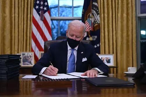 拜登为亚裔发声：歧视亚裔“不可接受”，签署行政令打击歧视罪行！
