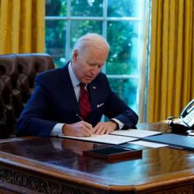 大动作！拜登签署行政令重启奥巴马医保，考虑取消限制堕胎政策...