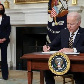 拜登总统发布公告：终止美国对新移民的入境禁令