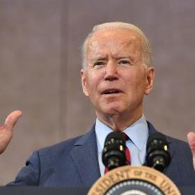 拜登政府推出措施：鼓励美国绿卡者申请入籍