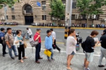 一号难求！上海预约签证大排长龙，“说走就走”只需一个不同的身份