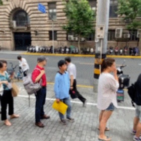 一号难求！上海预约签证大排长龙，“说走就走”只需一个不同的身份