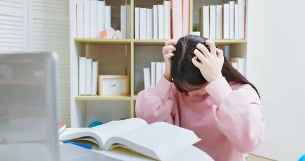 我们偷偷办了希腊身份，没告诉家长群里的任何人