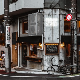 移民帮特朗普一张嘴，日元就跳水？这七人一举手，外国人买房也悬了？