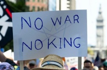 900万人上街喊“不要国王”！特朗普到底干嘛了？