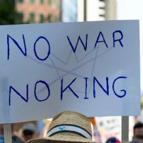 移民帮900万人上街喊“不要国王”！特朗普到底干嘛了？